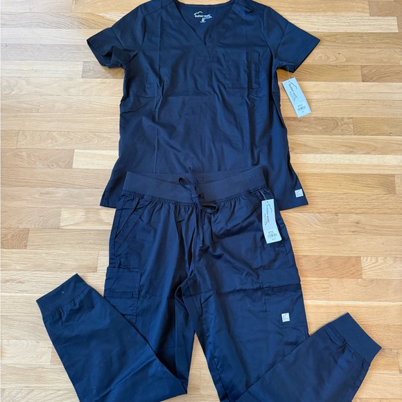 NWT UA Butter-Soft Stretch Scrub Set Black V-Neck BSS452 & Jogger BSS708 Size M - Picture 4 of 15